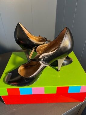 Charles David Black Peep Toe Mary Jane Heels with Tan Trim